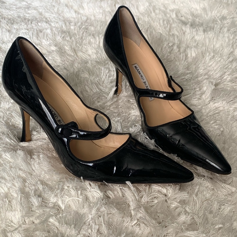 Black point toe Manolo Blahnik